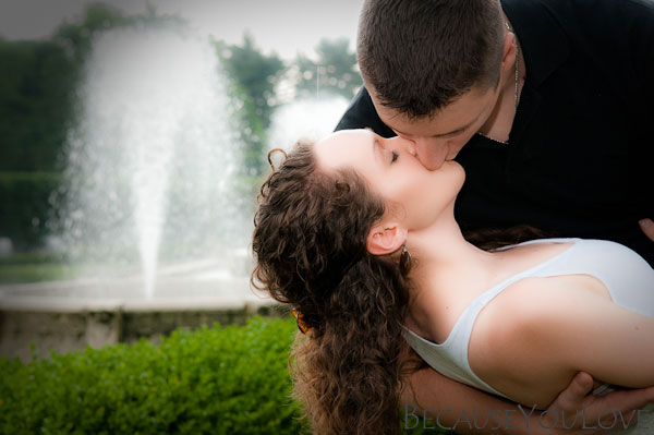 kissing at fountains